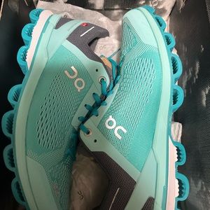 On clouds teal 7.5 on running
